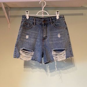 Short en jeans troué